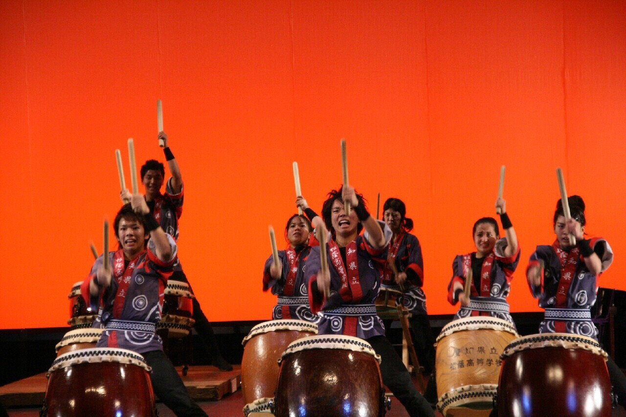 松蔭高校和太鼓部の県大会の写真。
